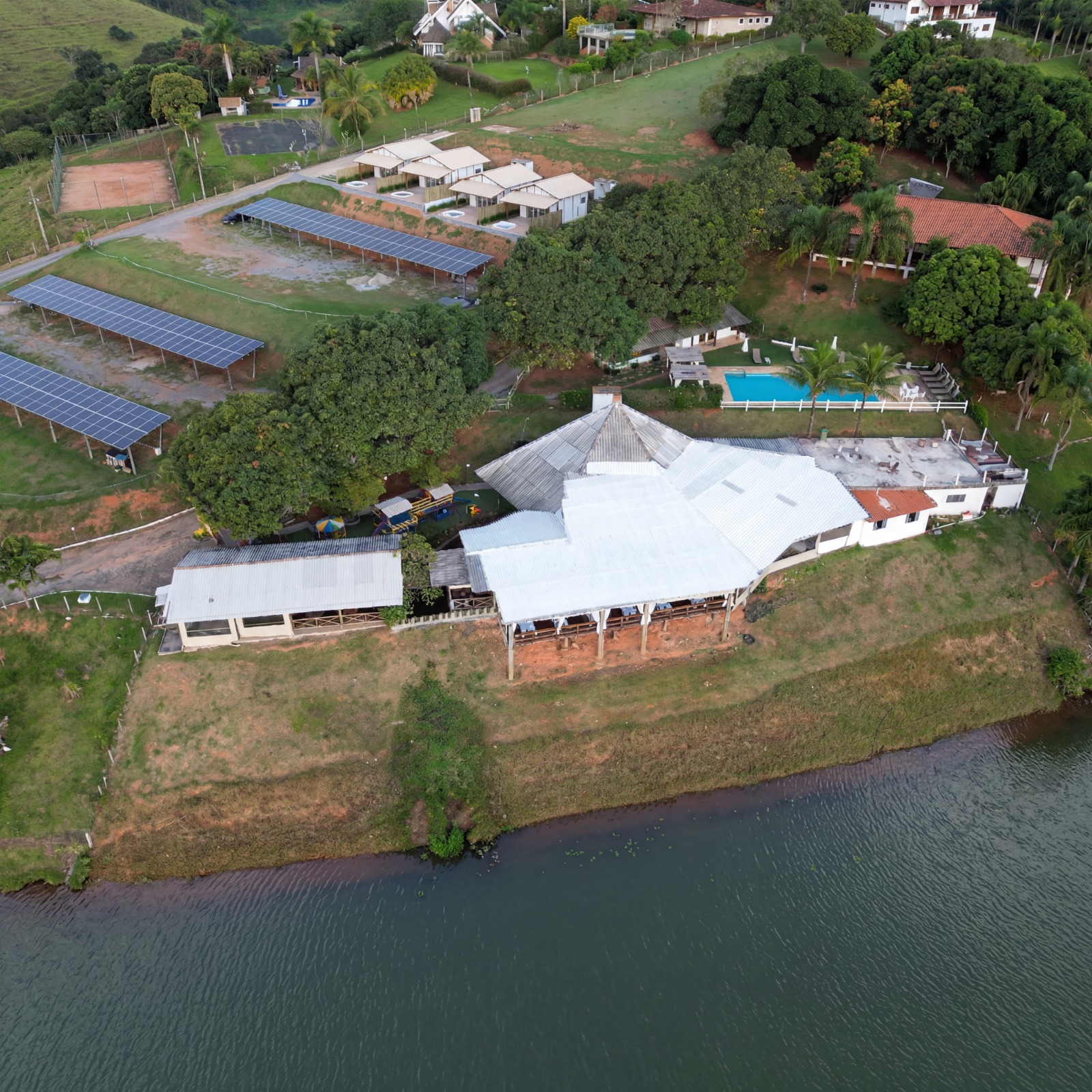 Vista aérea do Restaurante das Águas e do Chalé das Águas à beira da Represa do Jaguari