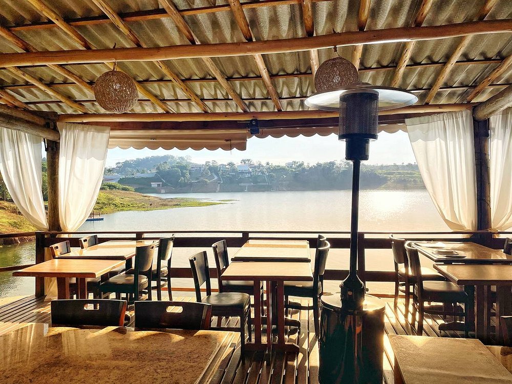 Deck do Restaurante das Águas com vista para a Represa do Jaguari ao entardecer