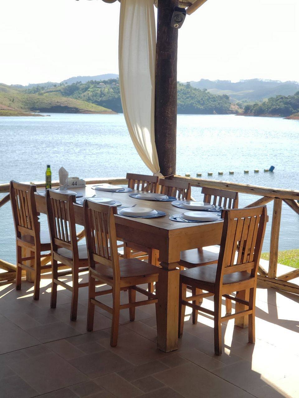 Mesa posta com vista para a represa